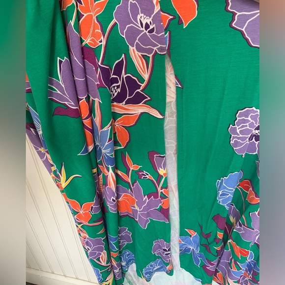 Spense (XL) Maxi/ Floral Short Sleeve Dress w/round neck & slit on bottom left - Picture 3 of 6